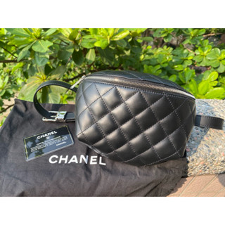 全新CHANEL黑色小牛皮菱格紋銀色拉鍊LOGO櫃姐腰包胸口包~U04535