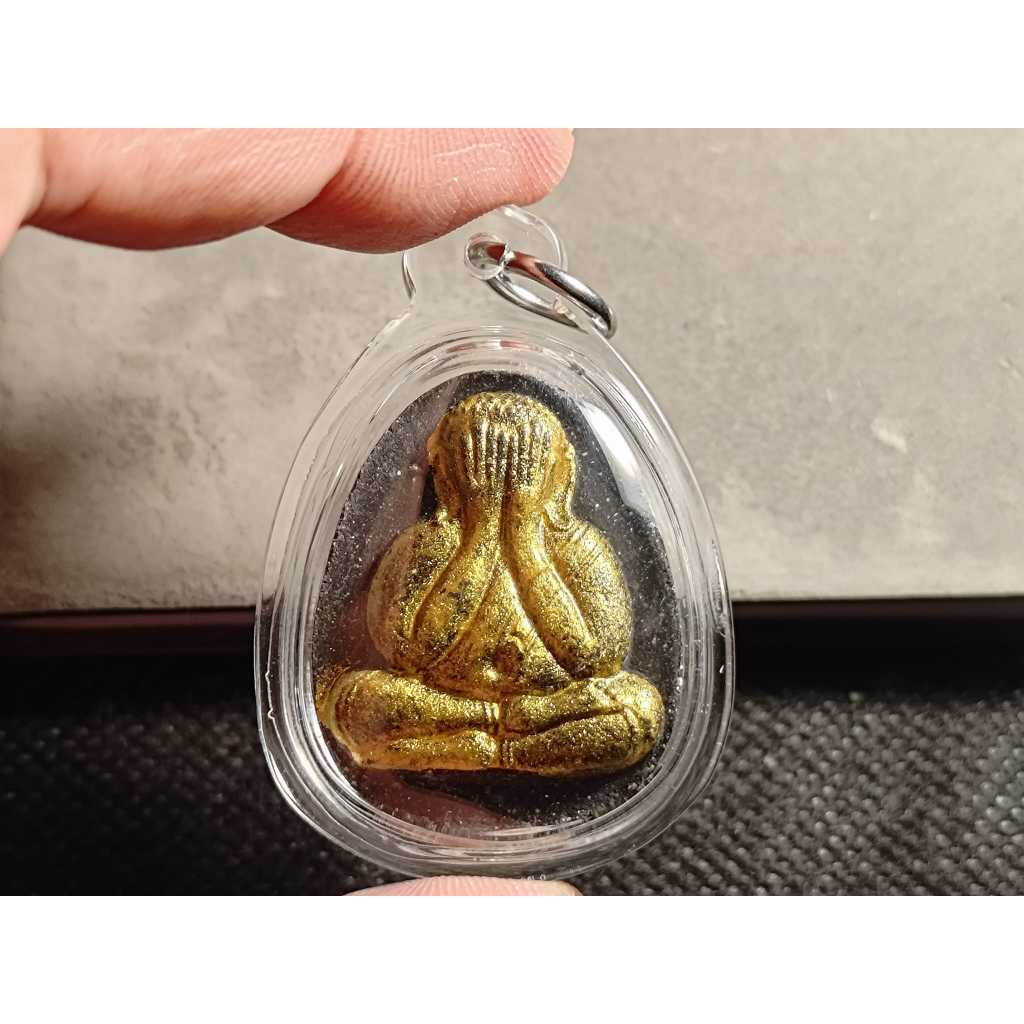 泰國佛牌~2535~僧王~帕必達一期~八十歲生日紀念~珍寶模~擁抱財富~清除債務~較稀有的白欖經灰金面~原廟盒(C)