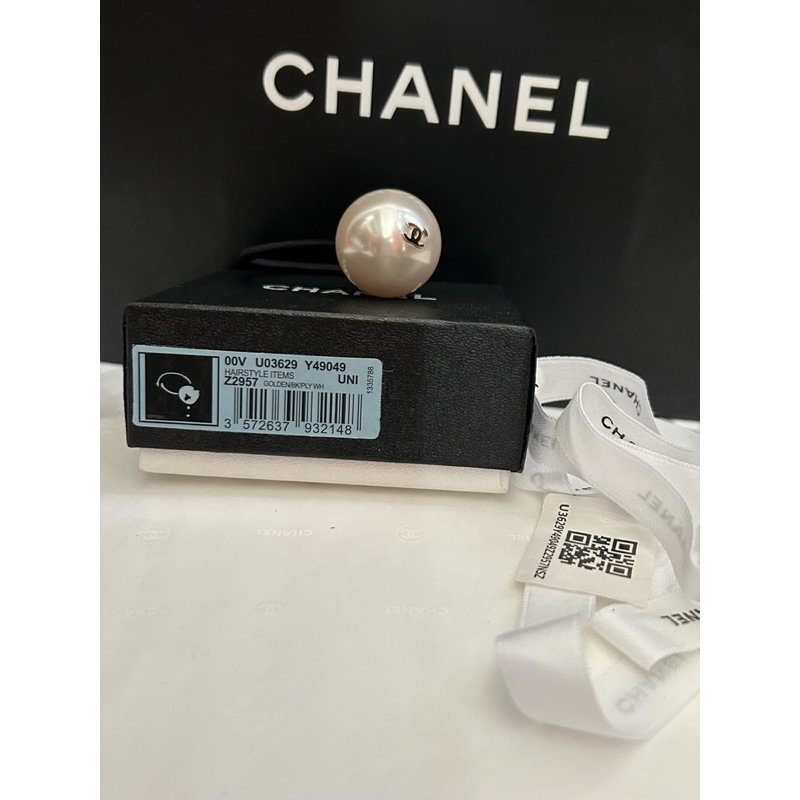 Chanel*走秀款雙C logo*大珍珠髪飾（🙋精品員工購 髮圈 髮飾；有了它點綴，隨意搭就是美⋯！）