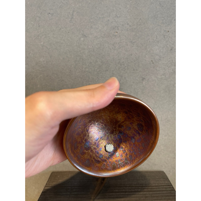 陶藝名家-林泰山老師-黃金天目茶杯；釉藥含鐵質極高，燒成溫度高達1300度能夠吸附小磁鐵，具有軟化水質的效果