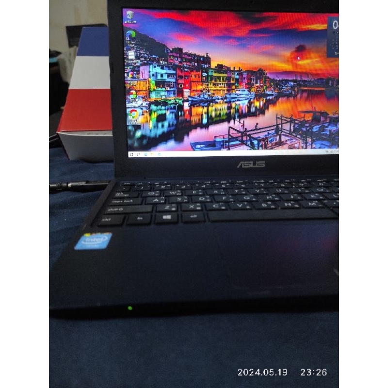 最輕薄筆電，華碩ASUS X205ta，重量僅980g，真實四核心cpu，windows 10 攜帶超輕便,買到賺到