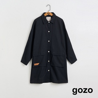 【gozo】➤皮標大口袋開襟長版襯衫外套(卡其/黑色_F) | 女裝 修身 百搭
