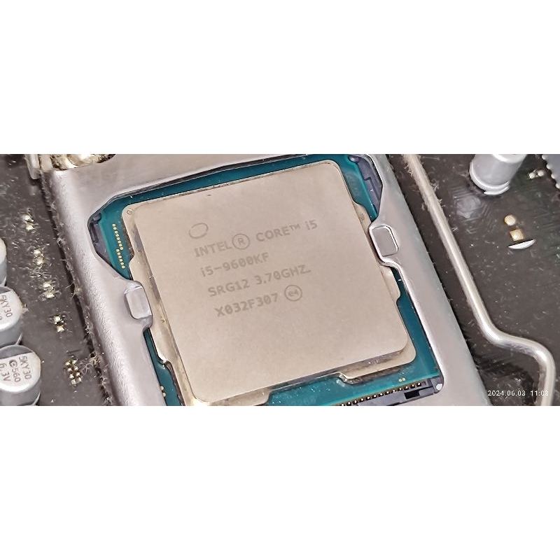 英特爾 正式版 i5-9600kf i5 9600kf 使用時速不長漂亮 賣CPU一顆