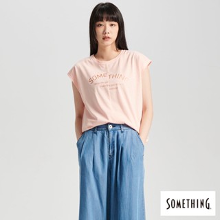 SOMETHING 女款 印錯位標語短袖T恤(淡桔色)