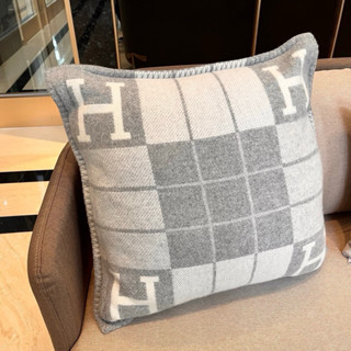 在臺現貨🩷20990 愛馬仕 HERMÈS 經典Avalon III抱枕 灰