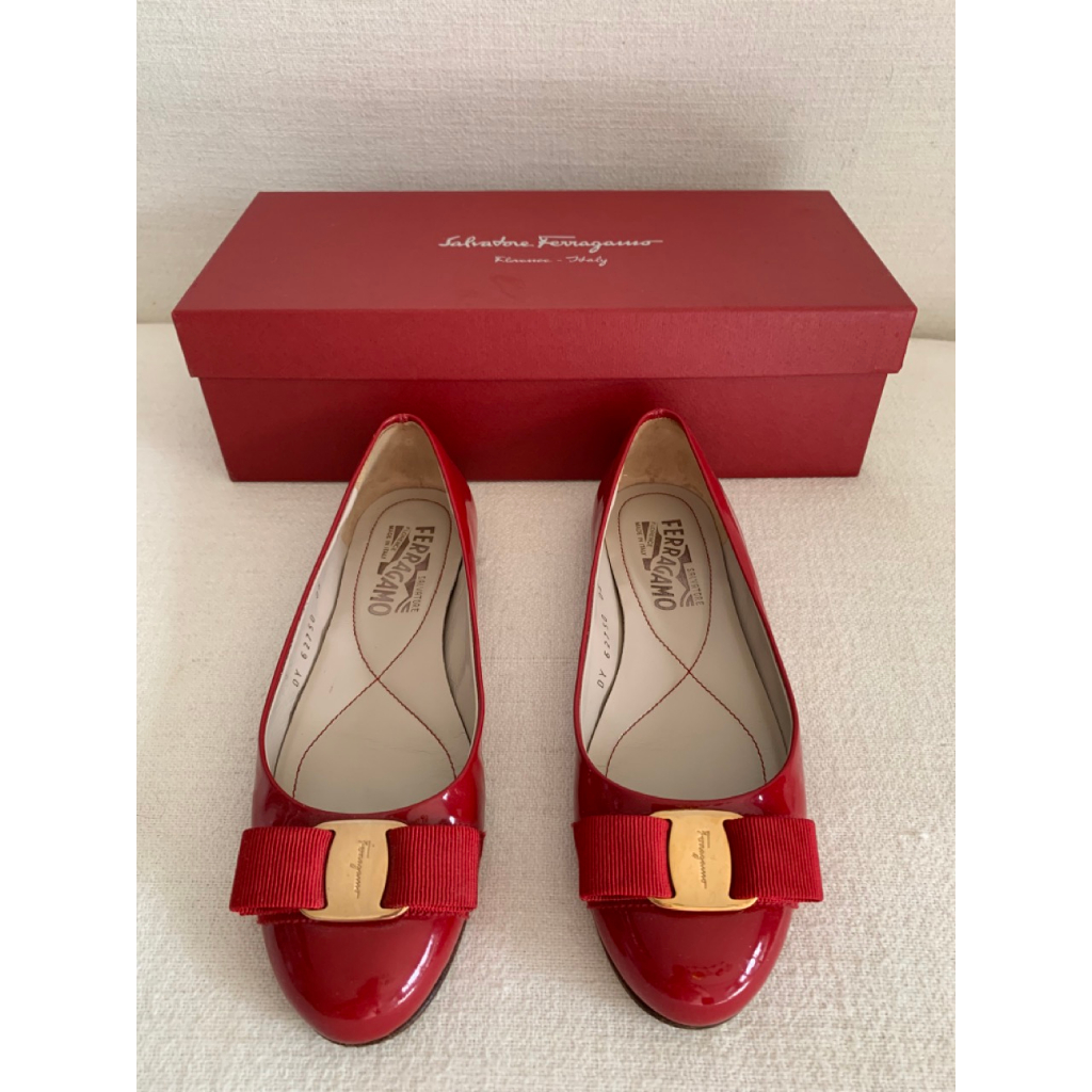 精品鞋 義大利千金必備Salvatore Ferragamo 正紅色經典蝴蝶結Verina低跟涼鞋 | EUR 35 |