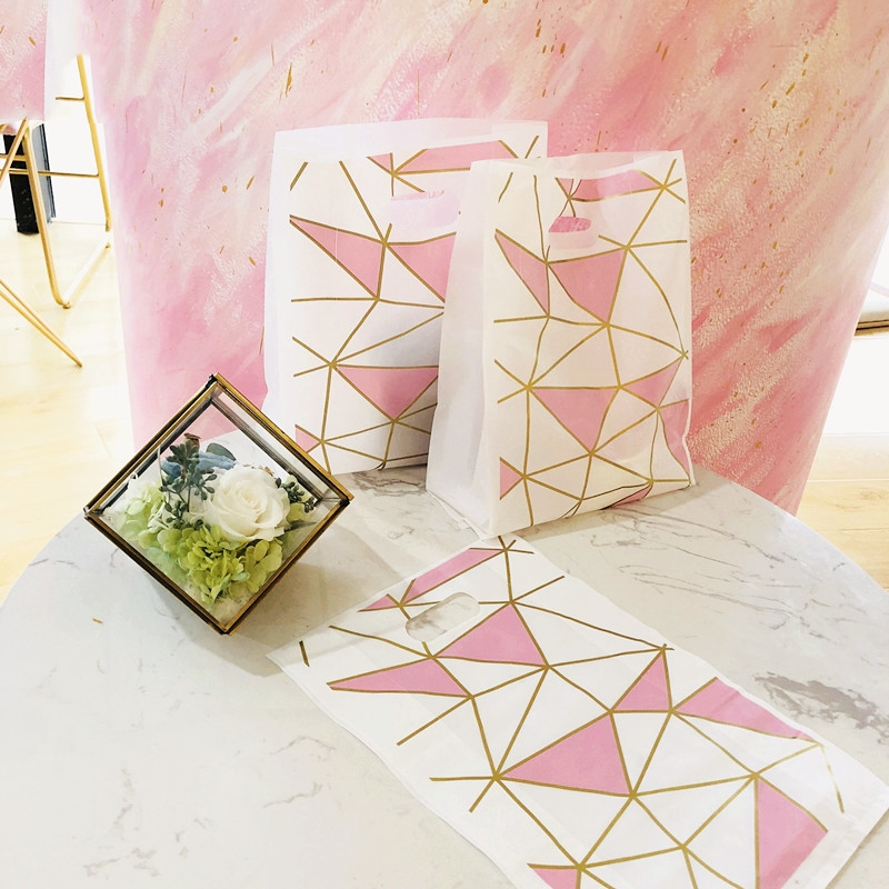 粉紅三角形圖案包裝袋 化妝保養品包裝袋  送禮包裝袋   購物袋  三角立體感手提袋  PE手提包裝袋