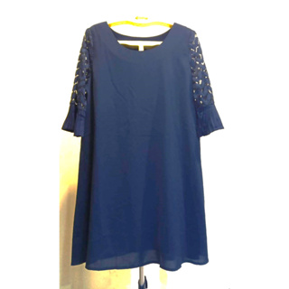 TOKYO FASHION 鏤空蕾絲七分袖寬鬆長版上衣/洋裝 M(普魯士藍)