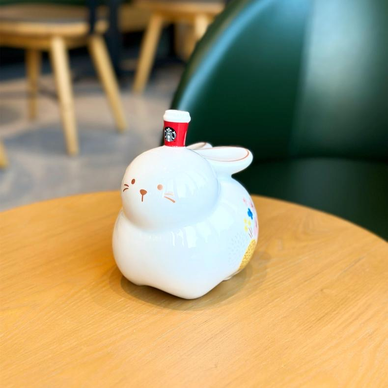 Starbucks官方正品！星巴克杯子2023春季兔年生肖傳統萌兔造型兒童陶瓷儲蓄罐存錢筒撲滿裝飾擺件禮物