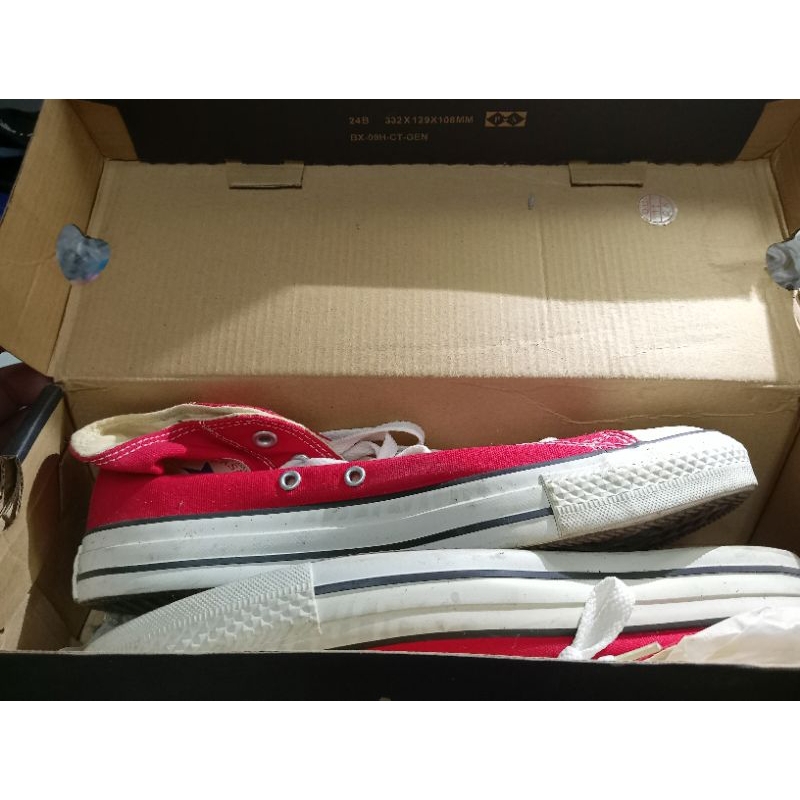 美國all star九號紅色旺運帆布鞋，買來後就放在鞋盒裡，未穿過保存良好，高雄市三民區建國二路198號面交