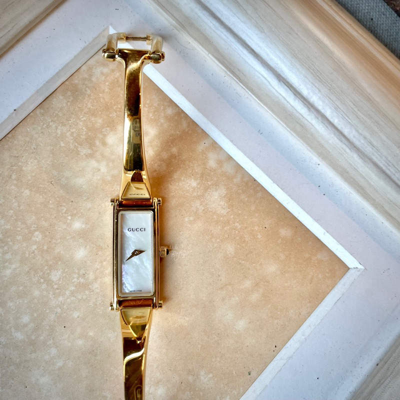 GUCCI 老古馳 · 經典美品 金馬銜釦 母貝珠光面盤 俐落仕女手鐲錶 古董石英錶