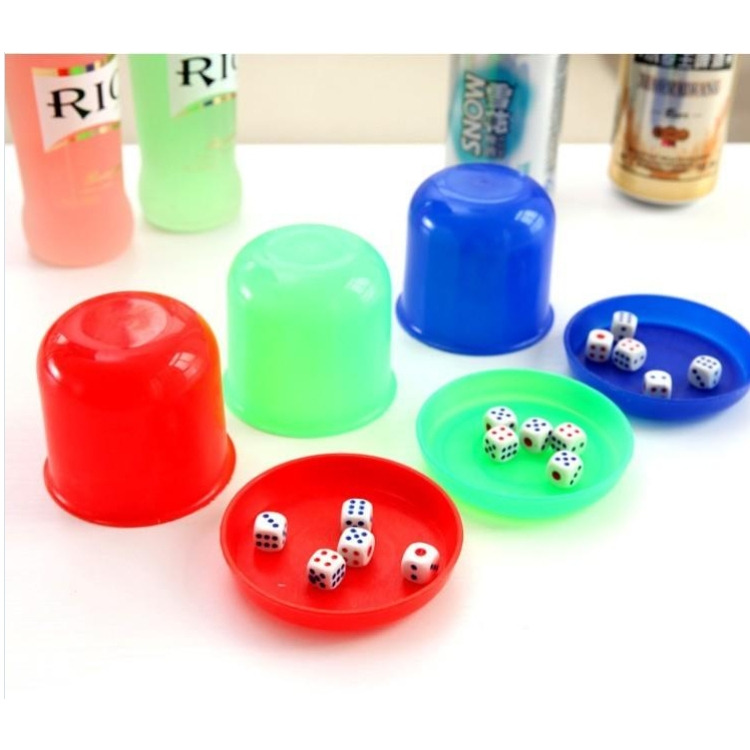 塑膠骰盅色盅 KTV酒吧用品篩盅彩色骰盅送骰子附5顆骰子隨機色 39元,清倉價9元