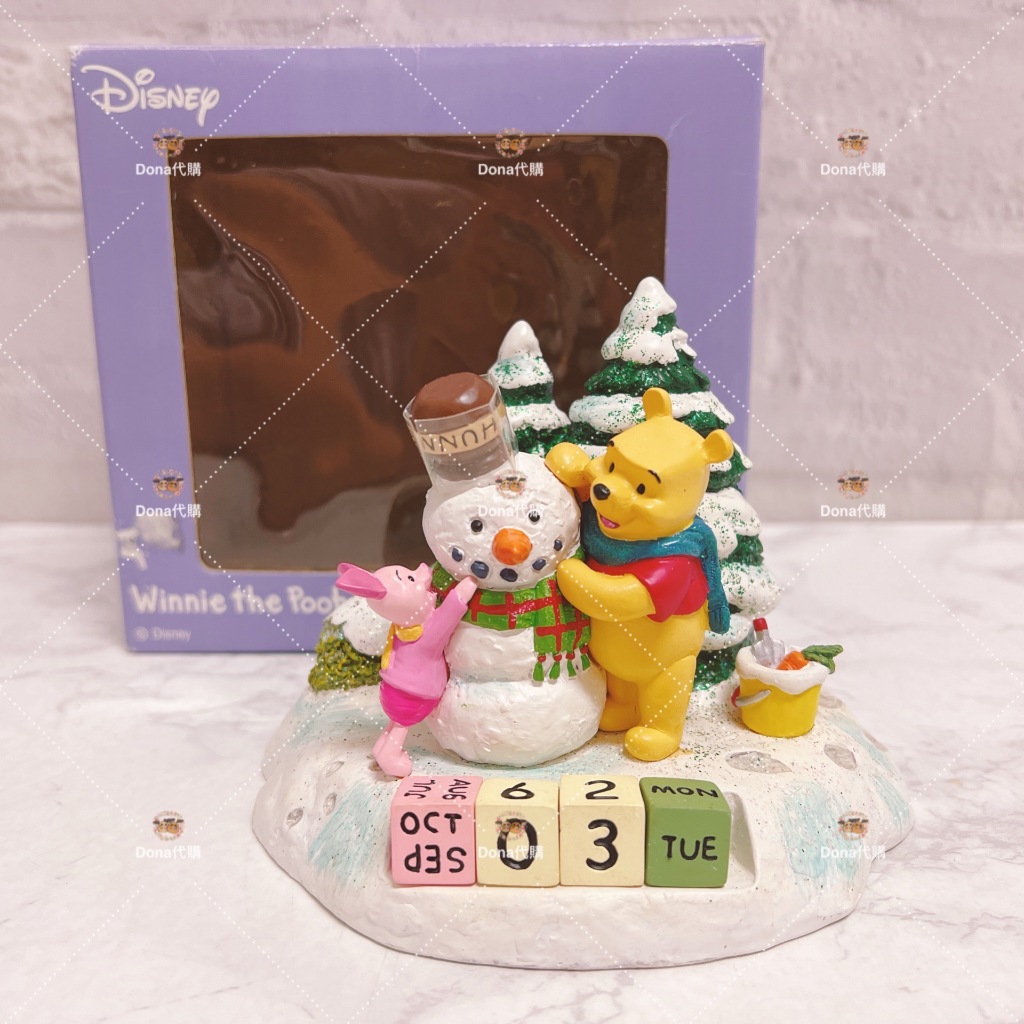 🌸Dona代購🌸現貨 日本正版 迪士尼 聖誕節 小熊維尼 &amp; 小豬 做雪人 萬年曆 公仔/擺飾 R23 2405