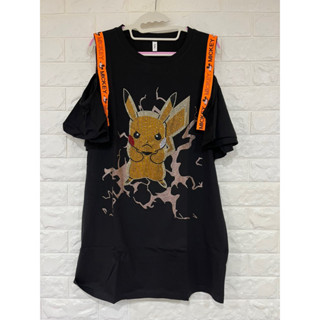 《新品上架》全新（Ya Ku）圓領/黑色搭皮卡丘貼彩鑽設計/超彈性舒適棉質/手袖荷葉邊設計/短袖挖肩連身洋裝。（F碼）。