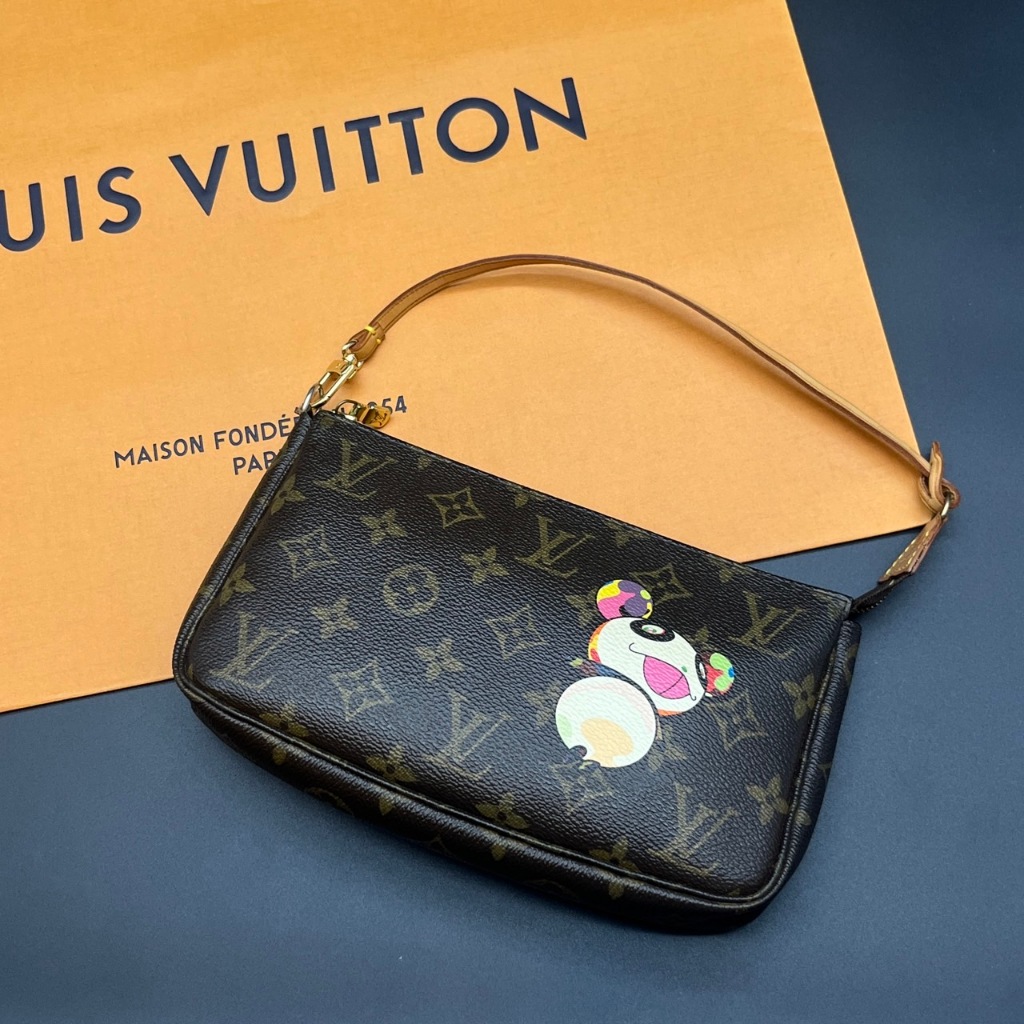 【哈極品】二手品《Louis Vuitton LV 老花字紋限量款村上隆熊貓腋下包/手提包/肩背包/化粧包/麻將包》