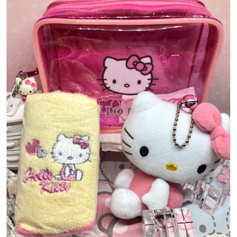 日本帶回來的Hello Kitty透明化妝袋裡面有小吊飾和刺繡小毛巾禮盒組