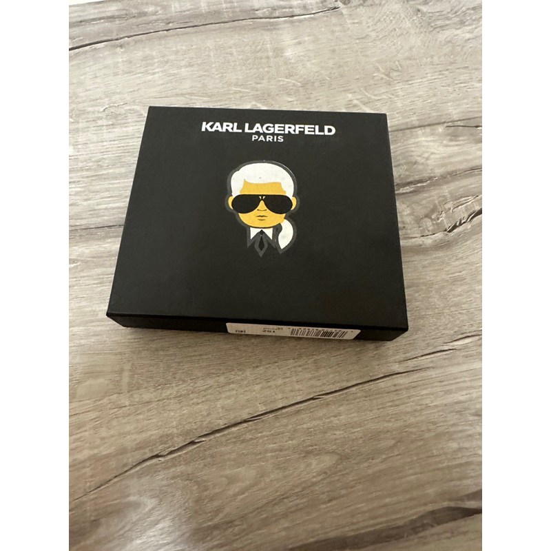 KARL LAGERFELD 卡爾公仔拼接皮革ㄇ字拉鍊短夾禮盒(黑)