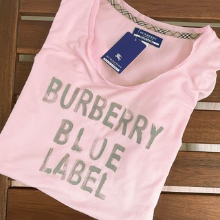 日本藍標新品．BURBERRY BLUE LABEL 女款 短袖T-SHIRT．漆字LOGO．內領經典格紋．粉紅色