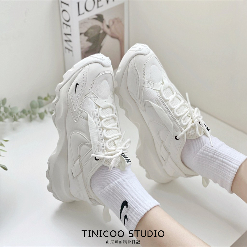 TINI- Nike TC7900 奶白 米白 小勾 復古 老爹鞋 慢跑鞋 休閒 增高 反光 DD9682-100
