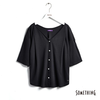 SOMETHING 打褶造型寬版Ｖ領開襟短袖襯衫(黑色)-女款