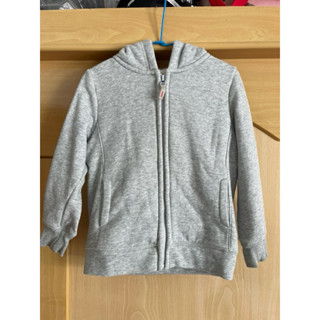 淺灰連帽外套二手，約8成新～日本服飾品牌 Uniqlo 兒童中性內裡刷毛淺灰連帽外套，保暖性不錯，110cm適穿，便宜售