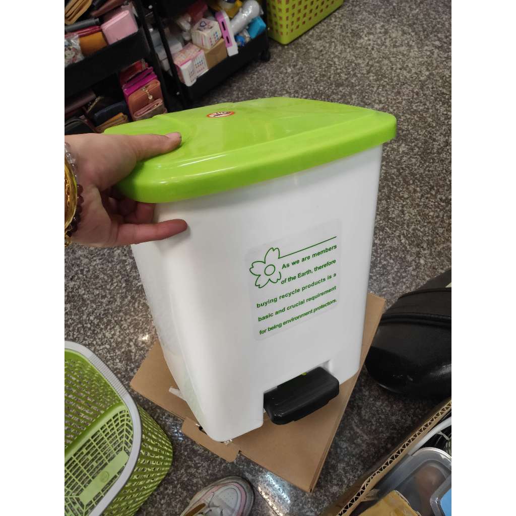 *綠色白色加蓋垃圾桶 $139