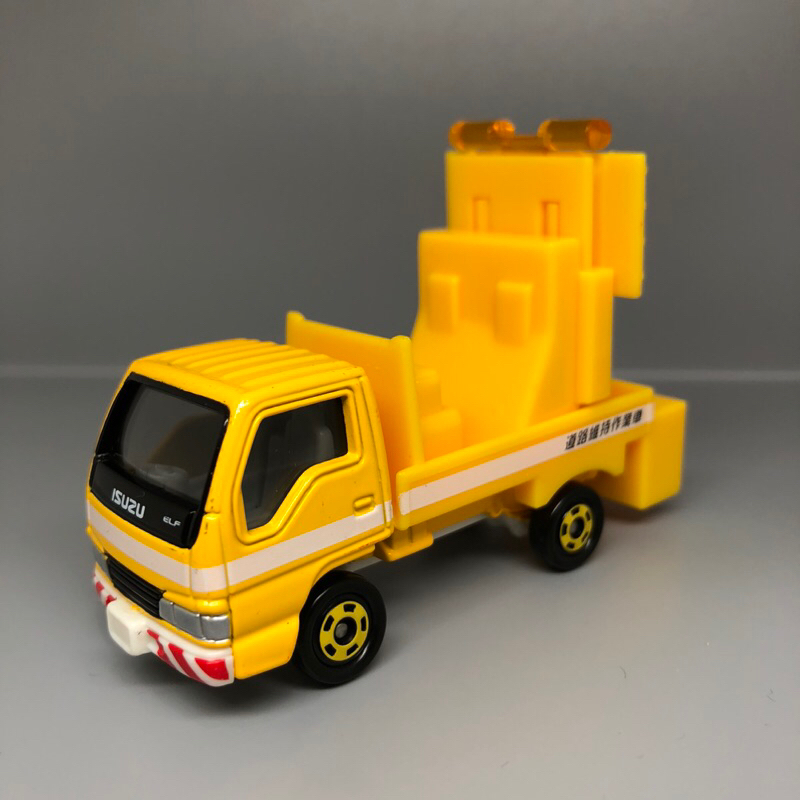 Tomica 83 Isuzu elf 道路作業車