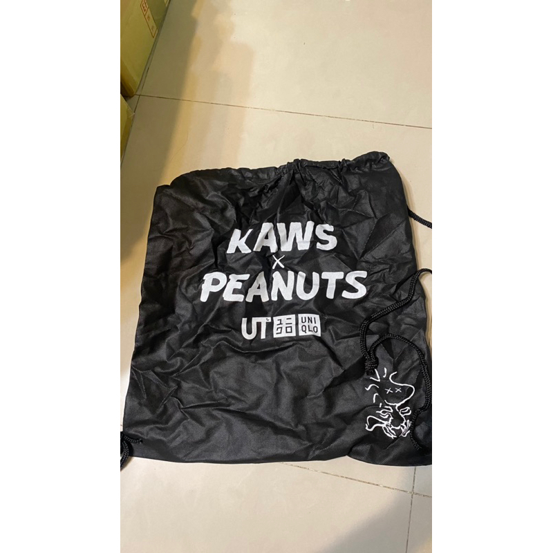 UNIQLO限量聯名KAWS x PEANUTS x UNIQLO 束口背包