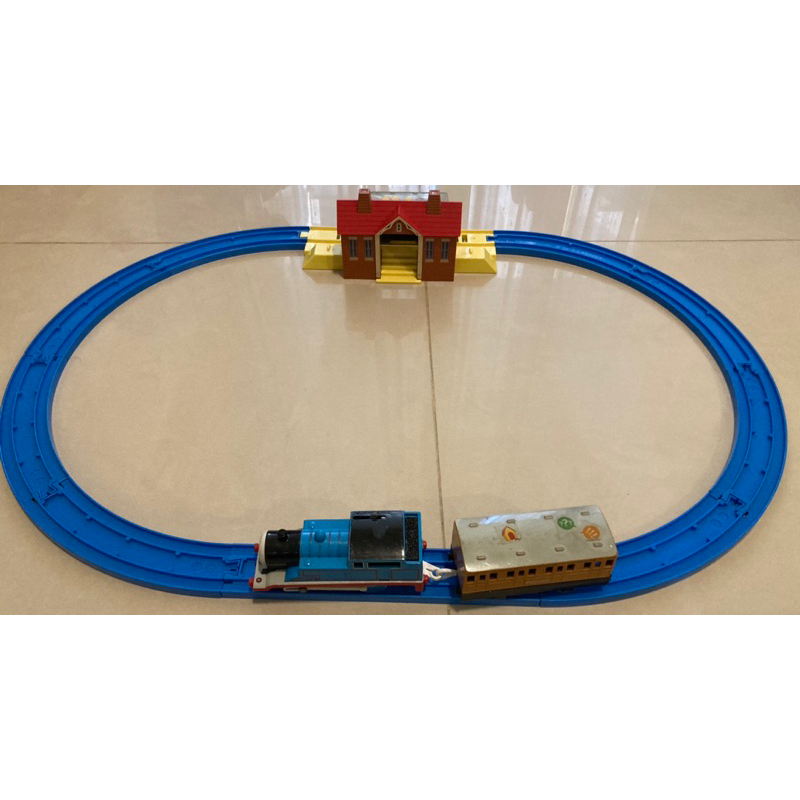 （二手玩具）多美Tomy-湯瑪士小火車組-功能正常-火車頭需裝電池可跑