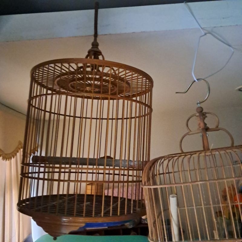 鳥籠，竹製。圓形鳥籠，二手品，直徑33公分，鳥籠高37公分加掛勾總高度為60公分