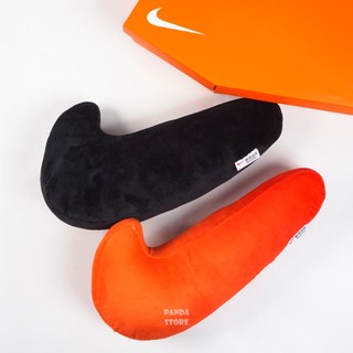 胖達）NIKE SWOOSH 國外限定款 大勾勾 抱枕 黑色 橘色