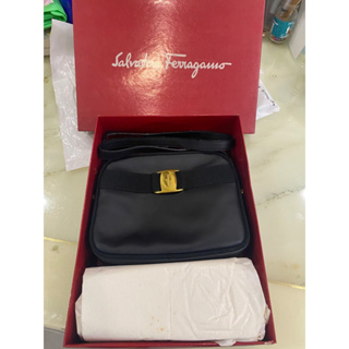 正Salvatore Ferragamo 斜背包