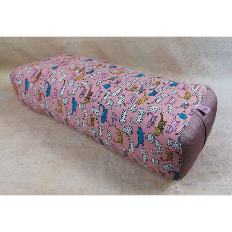 瑜珈抱枕/硬式瑜伽枕/艾揚格瑜伽枕/粉色貓圖案棉布，側片是水波紋布
