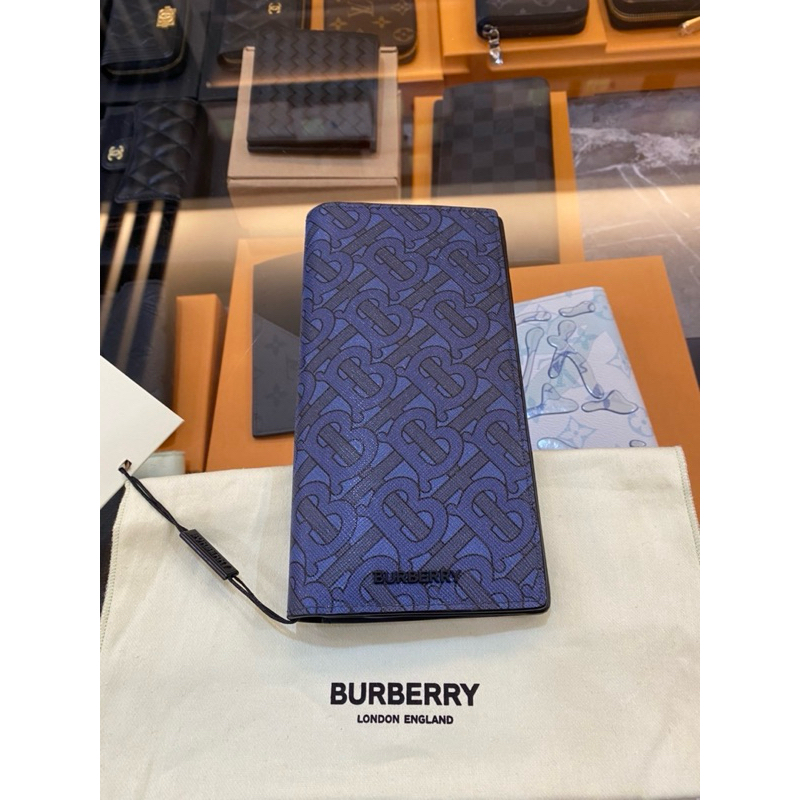 鹿晉歐美精品🦌 Burberry BBR 滿版藍TB浮雕黑文字長夾