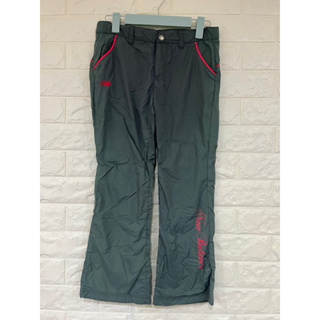 《新品上架》二手9成9新（New Balance）/藍綠色搭粉紅色英文字母設計/前面雙口袋/防潑水兒童長褲。130公分。