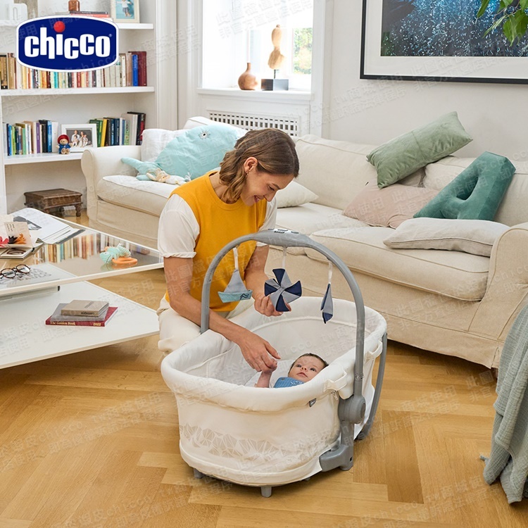 chicco-Baby Hug Pro餐椅嬰兒安撫床(奶霜白/雅痞灰)