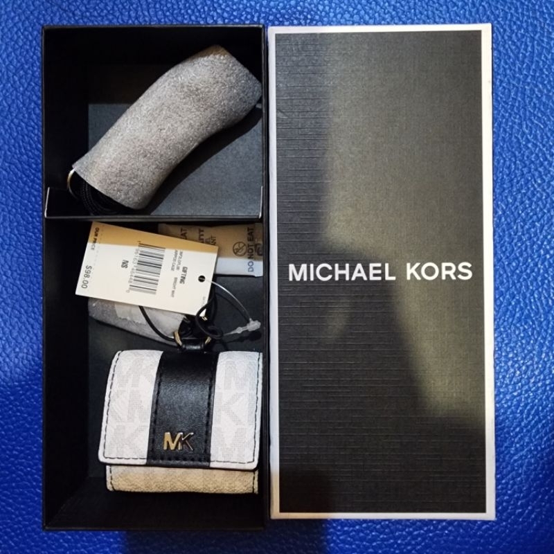 《Michael Kors》 GIFTING AirPods Pro耳機掛繩保護套禮盒(白)