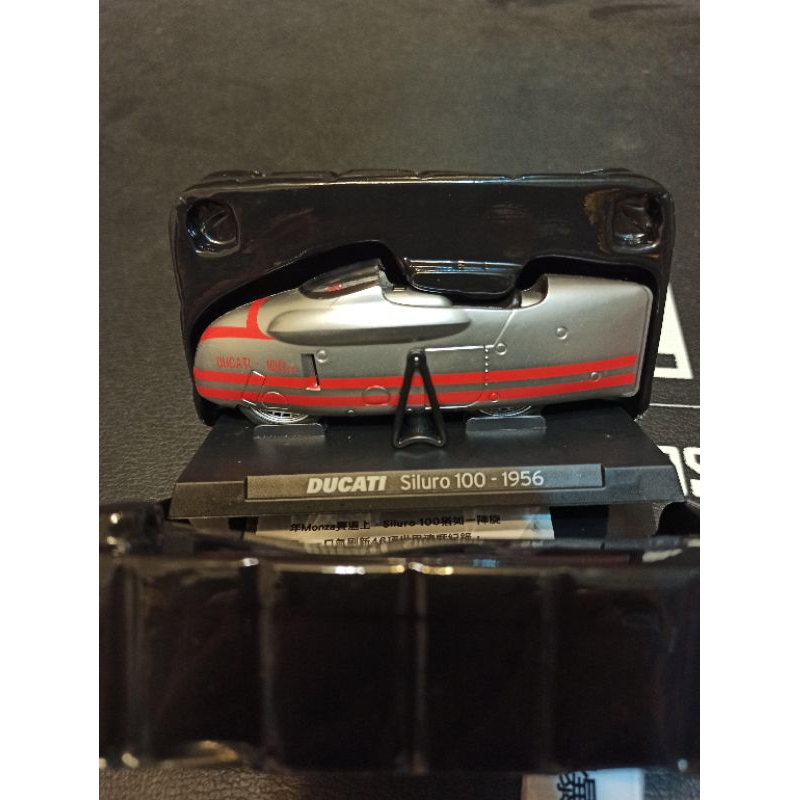 已開短擺盒裝完整，DUCATI杜卡迪摩托車世界大賽系列，比例：重機1/24，安全帽1/8，商品如照。（ 客房夜空箱）