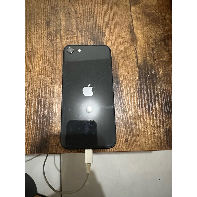 iPhone SE2 2020 64g黑 螢幕有些許破裂 無拆機 盒子還在 能接受再下單