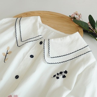 《Helloyabi》🌿刺繡花朵化身爲裝飾藝術，白色翻領長袖襯衫爲你增添無限舒適與品位 森林系女長袖襯衫 日式上衣