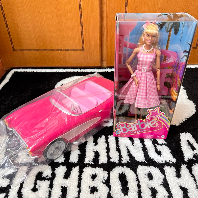 美泰兒 Barbie 芭比電影版娃娃+威秀限定粉紅跑車，瑪格特·羅比飾演 芭比，收藏娃娃，粉色和白色格子連衣裙