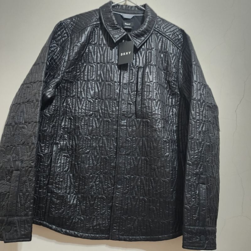 DKNY 男款外套，鋪棉，老花滿版，黑色-L胸寬平量59公分。