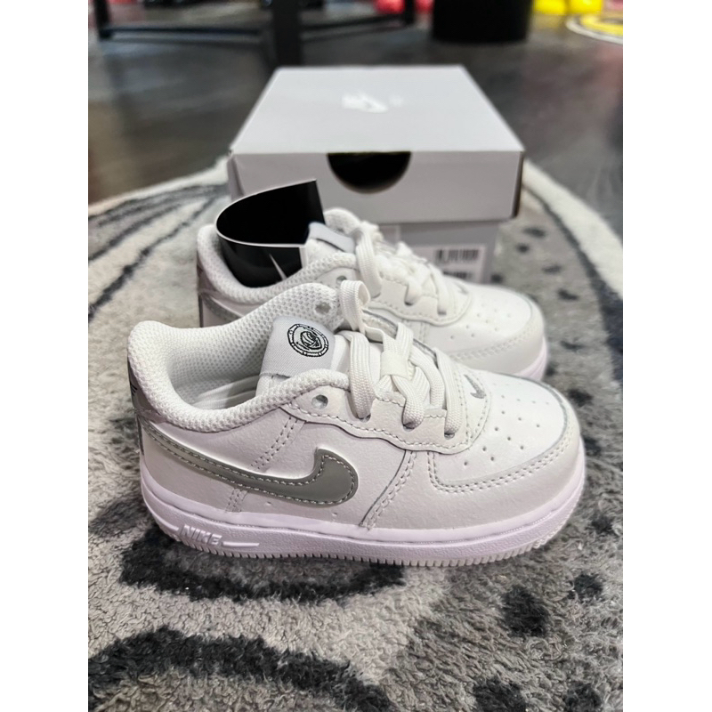 BLS • 小童鞋 NIKE AIR FORCE 1 白 銀勾 外星人 白銀 af1 小孩 童鞋 FJ3488-100