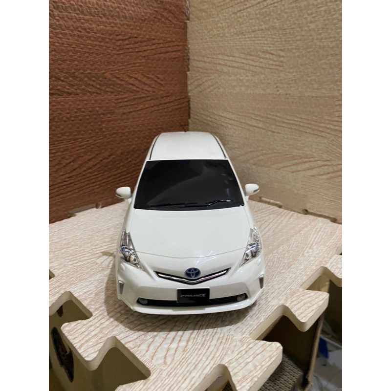 稀有現貨 Toyota Prius alpha 白色 1/10 日本展示中心店頭車