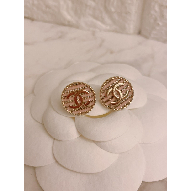 （🎉已售）專櫃正品✨香奈兒Chanel 經典雙C logo鈕扣圓形鏈帶編織耳環粉金色
