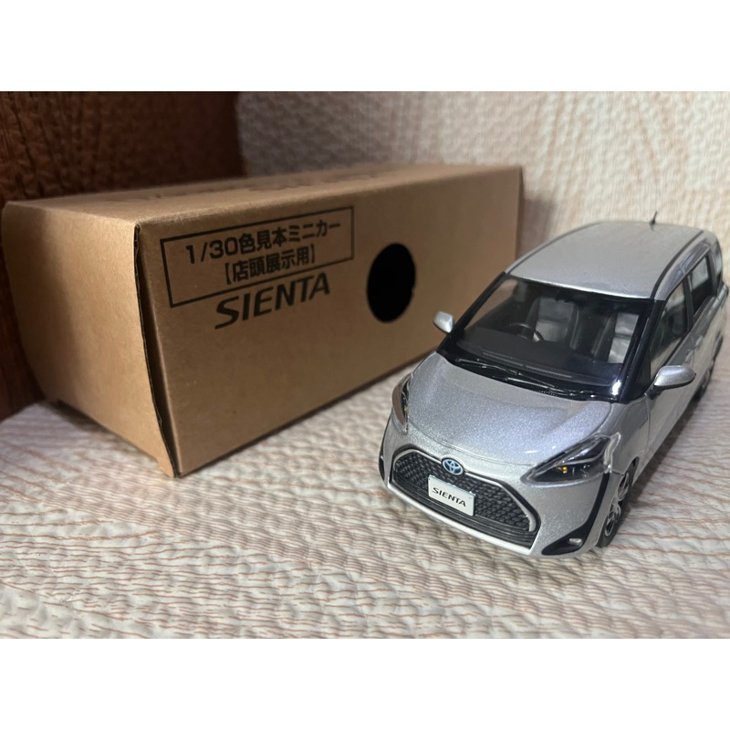 Toyota SIENTA 1/30 極光銀 日規展示模型車