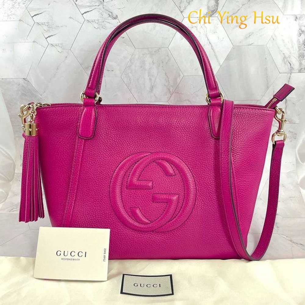 GUCCI 🎀現貨實拍 🎀古馳 Soho牛皮大logo壓紋手提斜背二用包(369176-桃紅)-二手9.3成新