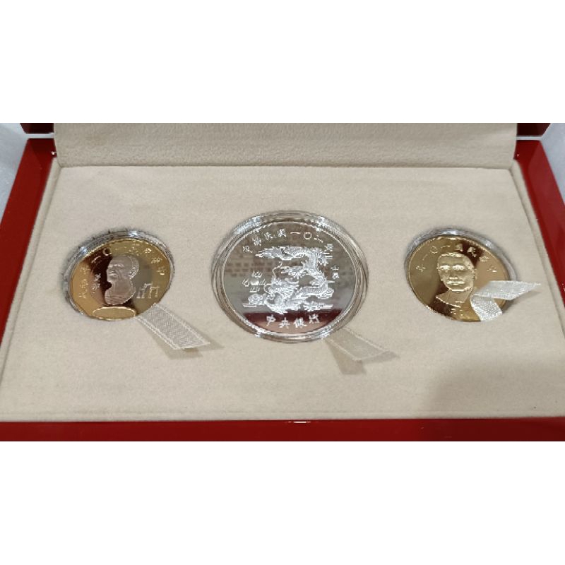 民國101年發行王辰龍年生肖紀念套幣一枚精鑄龍年紀念銀幣一英兩兩枚精鑄流通幣三枚一套