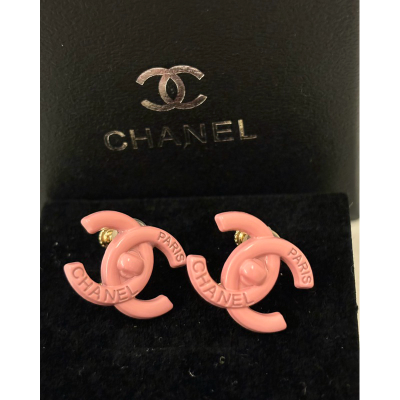 Chanel 香奈兒 粉色書包扣logo夾式耳環