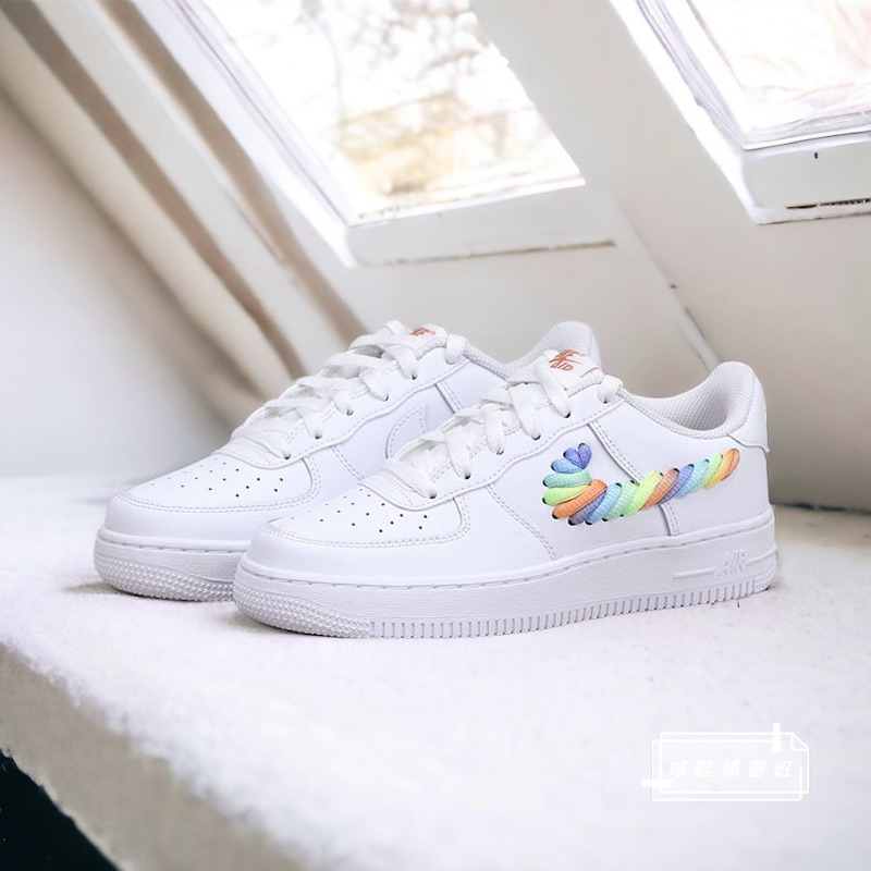 球鞋補習班 NIKE AIR FORCE 1 LOW GS RAINBOW 彩虹炫彩 立體編織 女 FQ4948-100